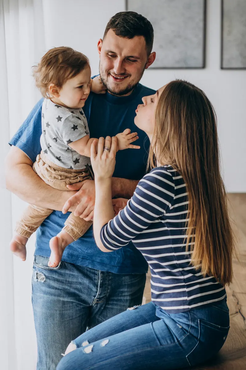 Família com conforto em casa usando climatizador TARMO